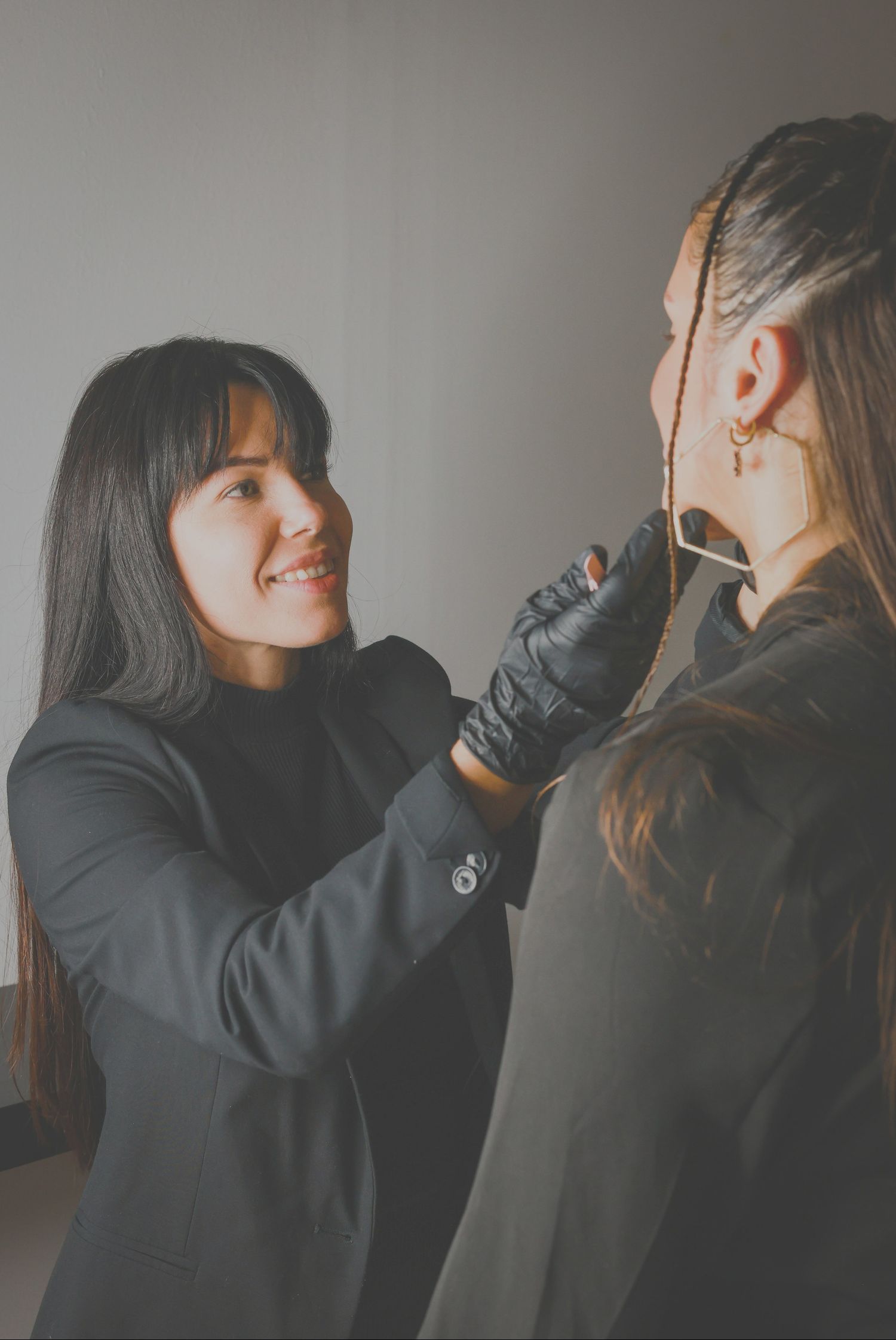 Coiffeuse au travail dans l'atelier Maison Véga