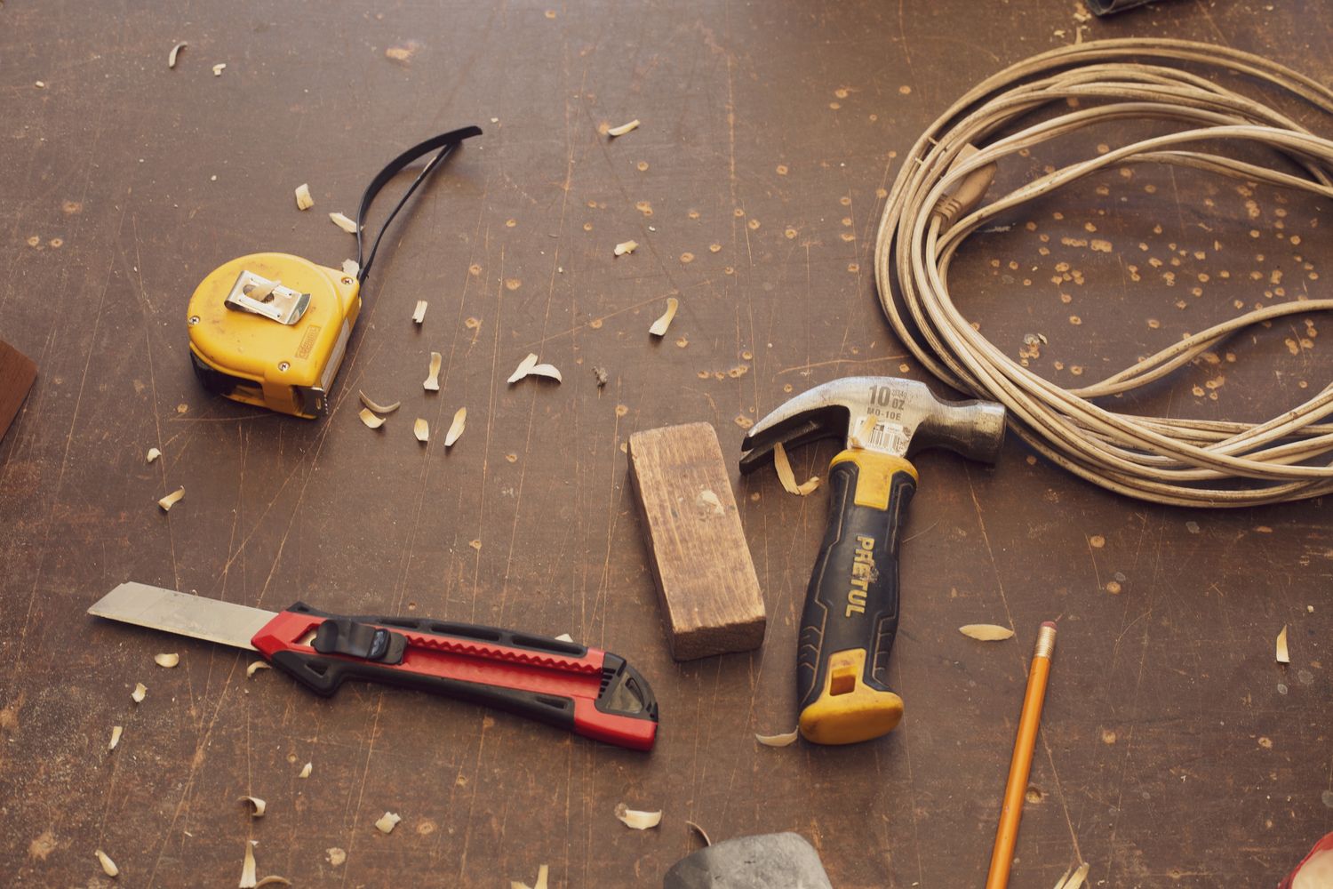 Outils de menuisier et copeaux de bois sur l'établi